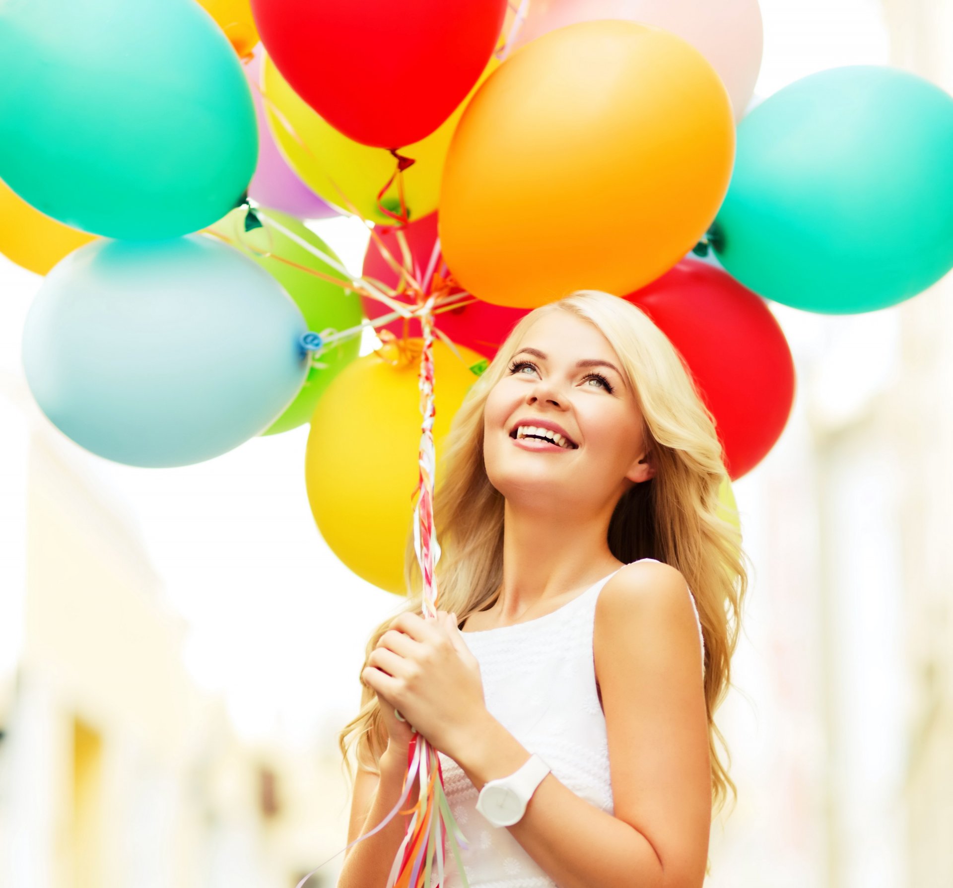 glücklich mädchen frau luftballons lächeln freude glück luftballons