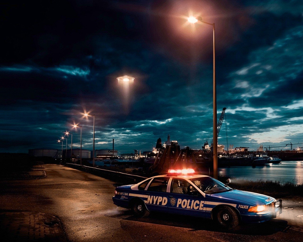 la police l auto le port les ovnis les feux le soir