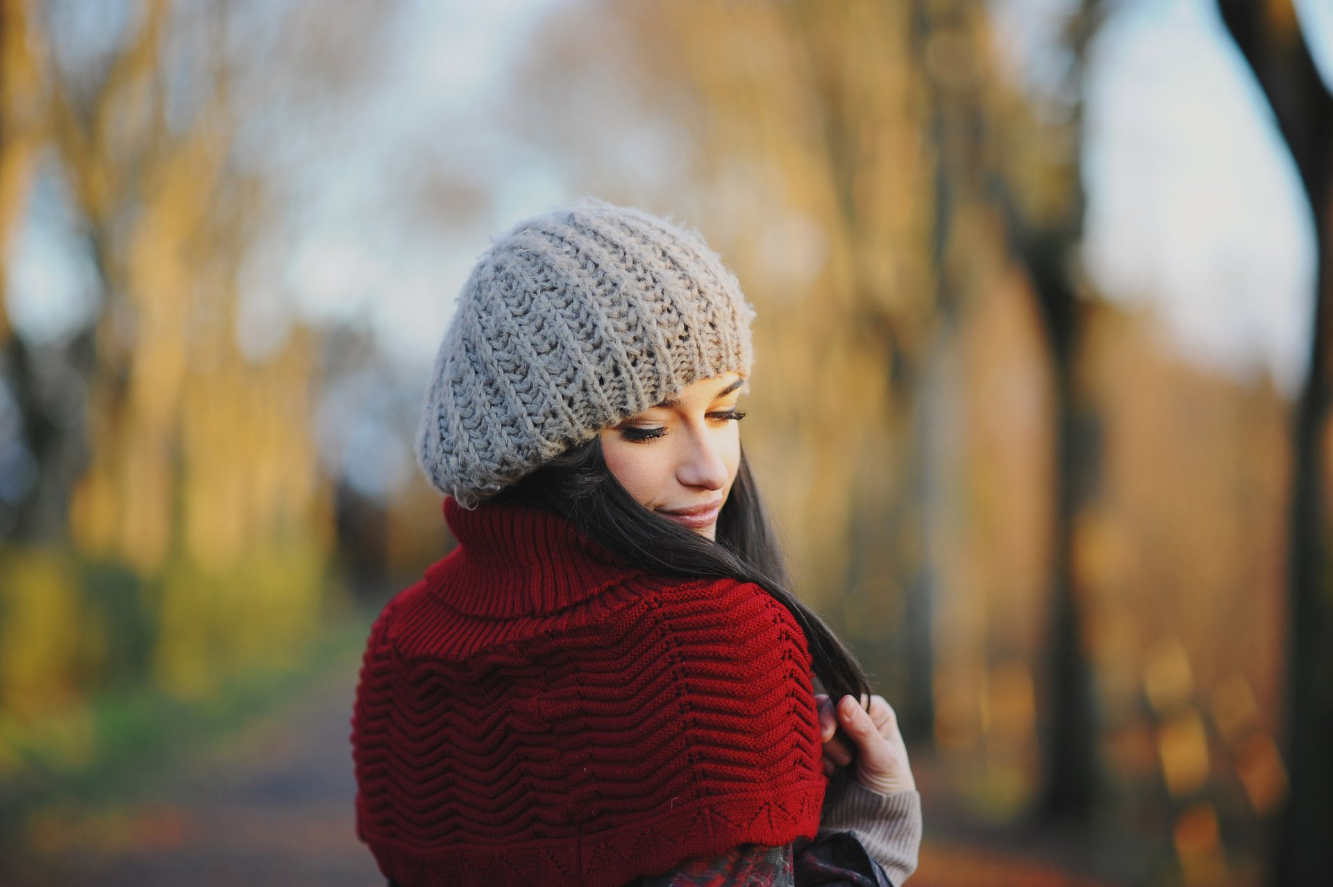 chica otoño mirada pestañas cara sombrero punto chaqueta