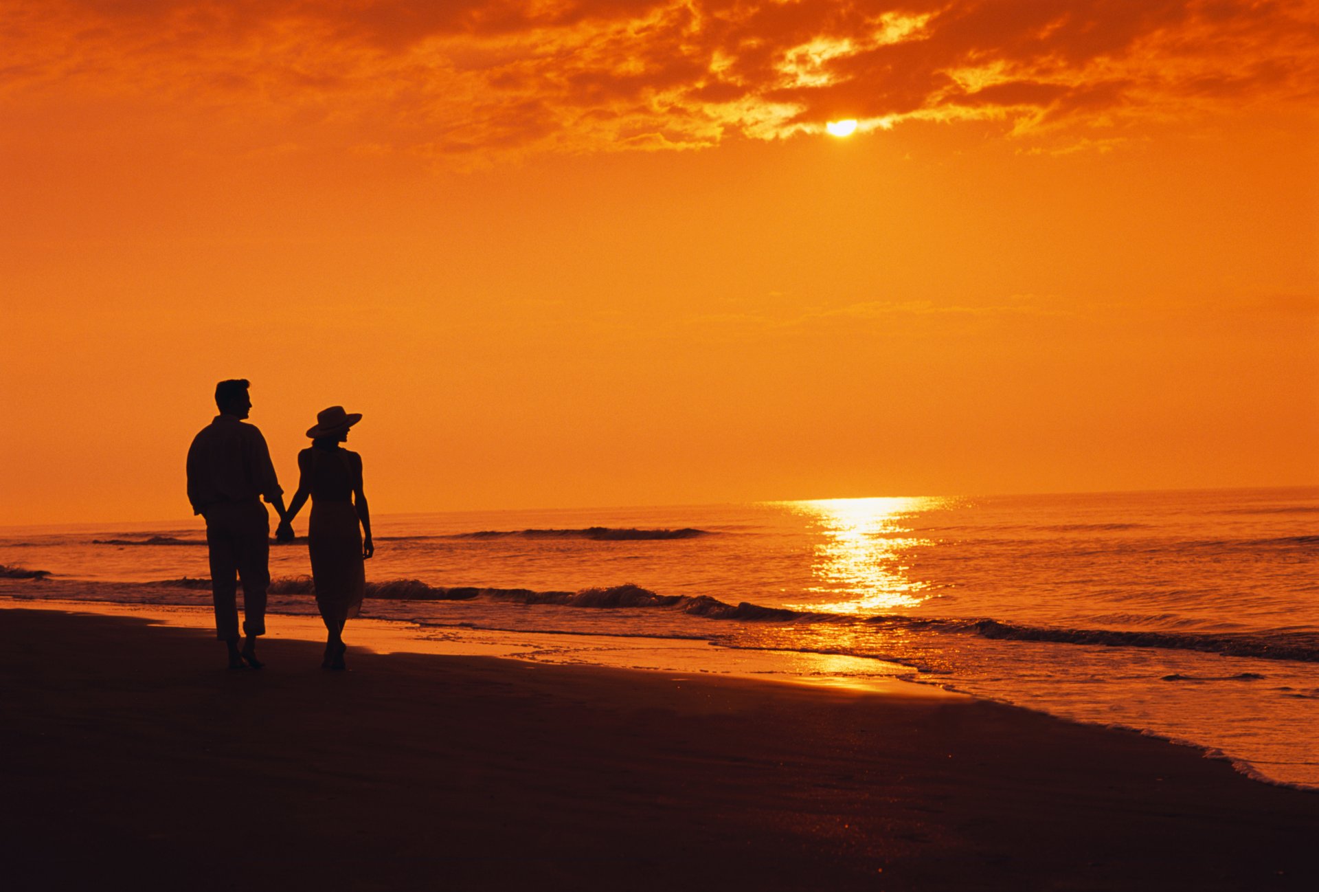 due sera mare spiaggia sagome tramonto turismo