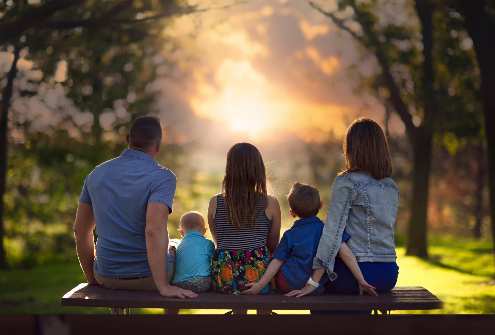 famiglia bambini genitori panchina tramonto