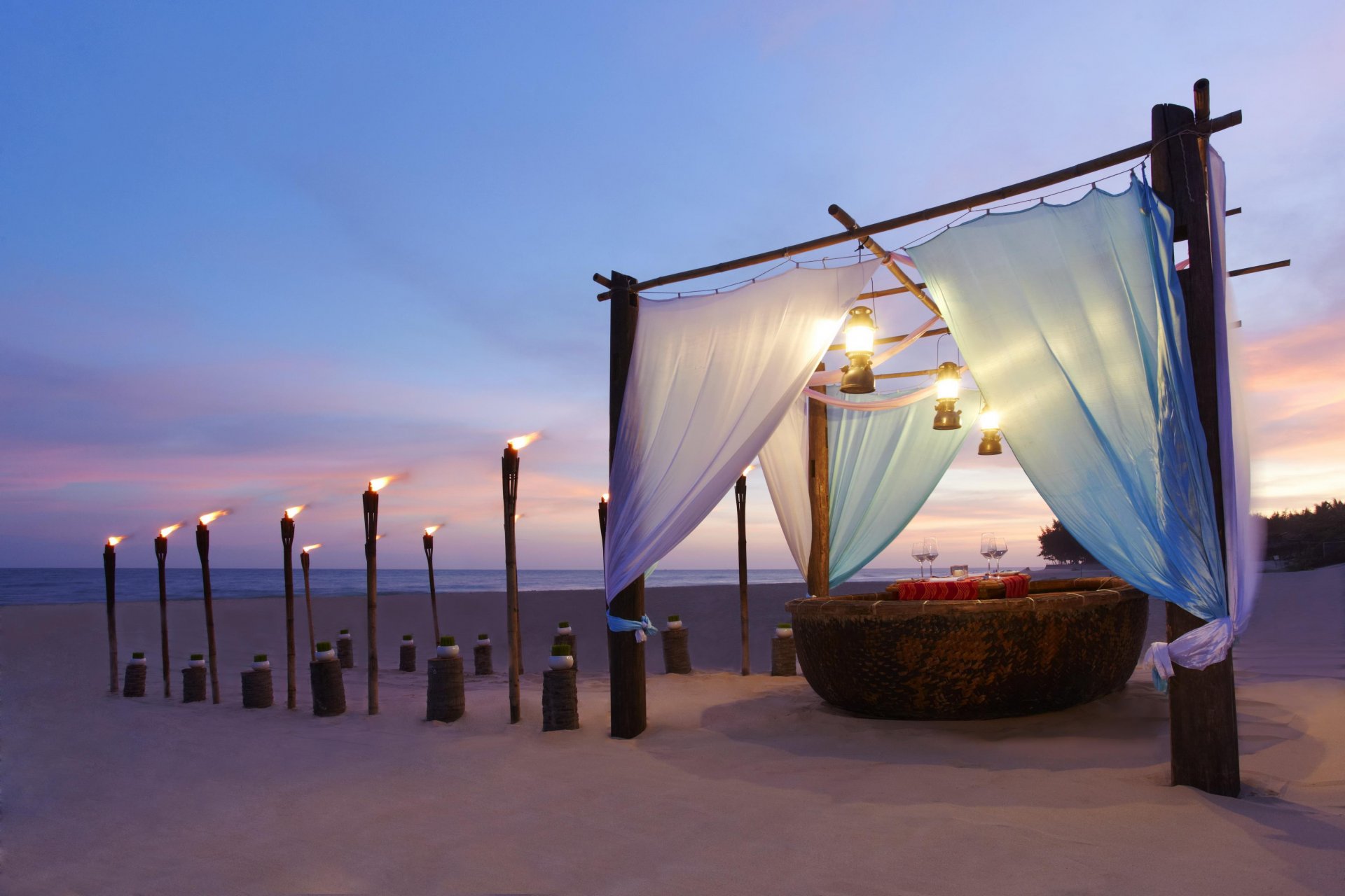 noche playa cena antorchas océano romance puesta de sol romántico ver