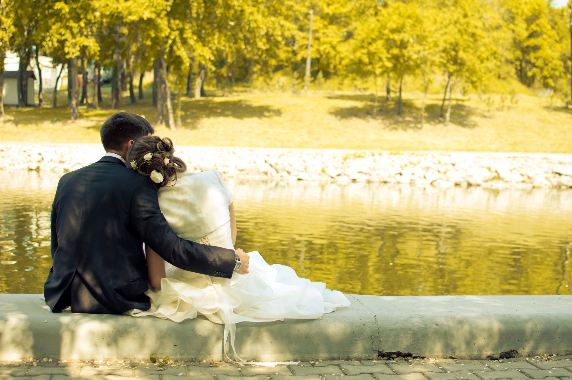 coppia sposa e sposo lago alberi amore