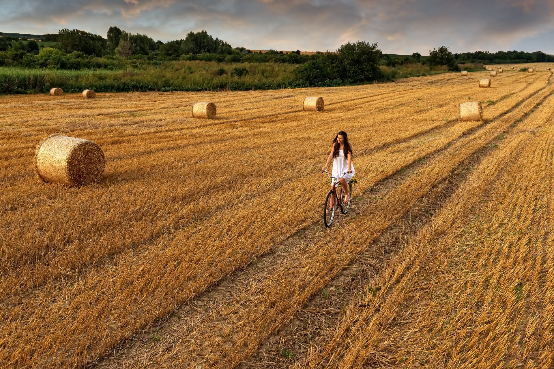 campo heno cielo nubes carretera bicicleta niña paseo heno bicicleta de carretera