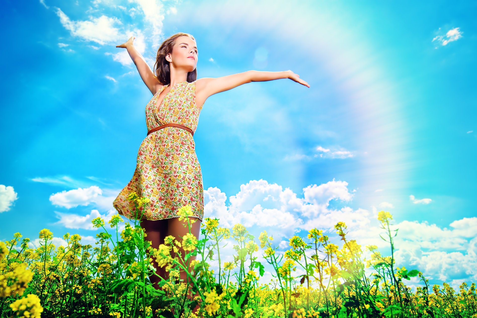 natura cielo nuvole arcobaleno fiori selvatici ragazza capelli castani fiori selvatici capelli castani