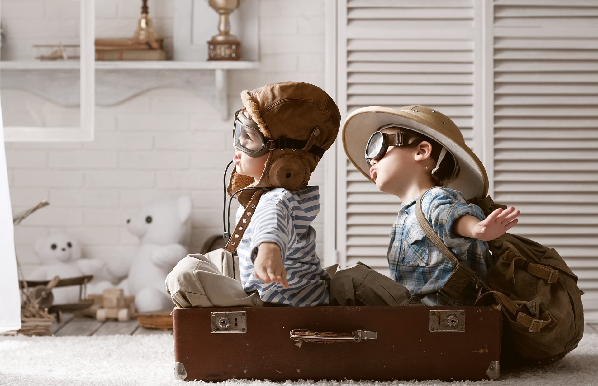 la valise les garçons le jeu les aviateurs un chapeau un sac à dos des jouets en peluche