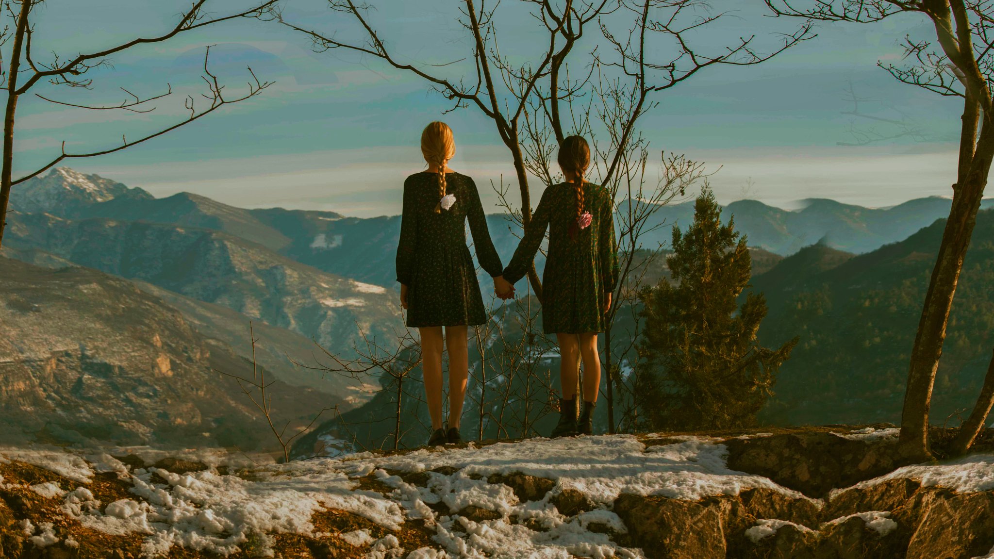 tocco ragazze trecce coppia paesaggio vista montagna altitudine non ci raggiungeranno