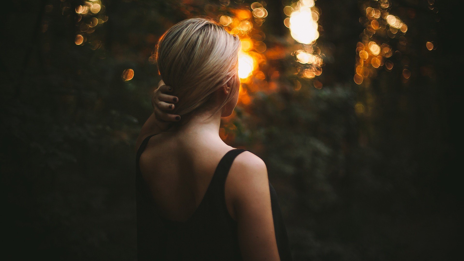 la jeune fille les cheveux la lumière отблик