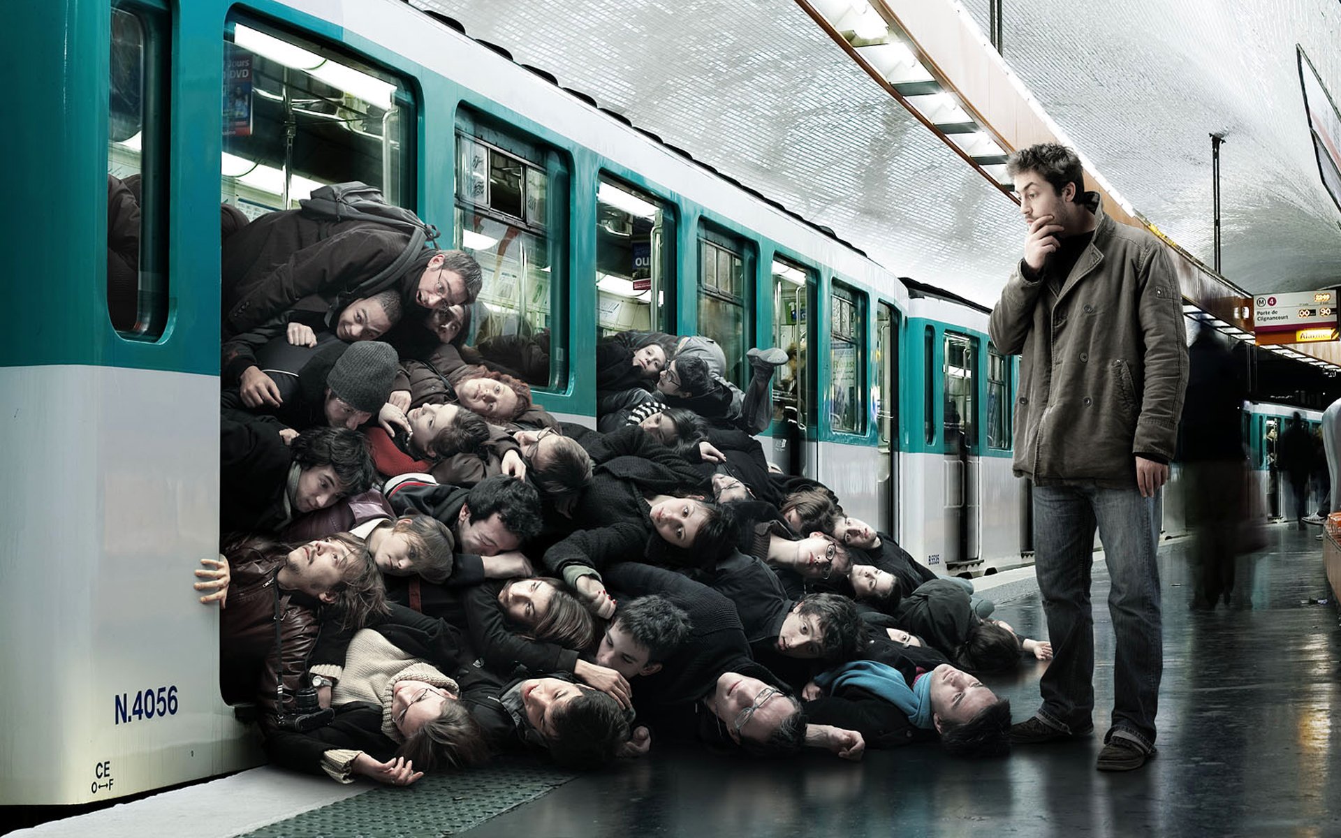 roman lauren romain laurent kreativ u-bahn wagen türen menschen menschen passagiere berg blockade humor