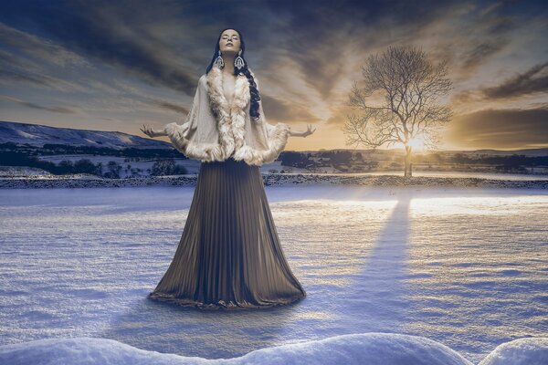 Schöne Nordfrau auf einem schneebedeckten Feld