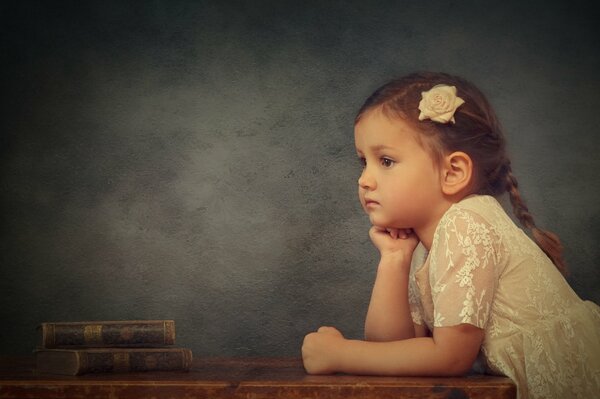 Lo stato meditabondo di una bambina