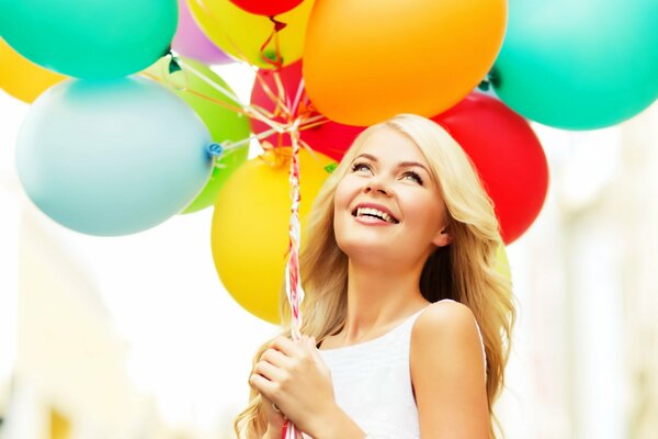 Heureuse blonde avec des ballons