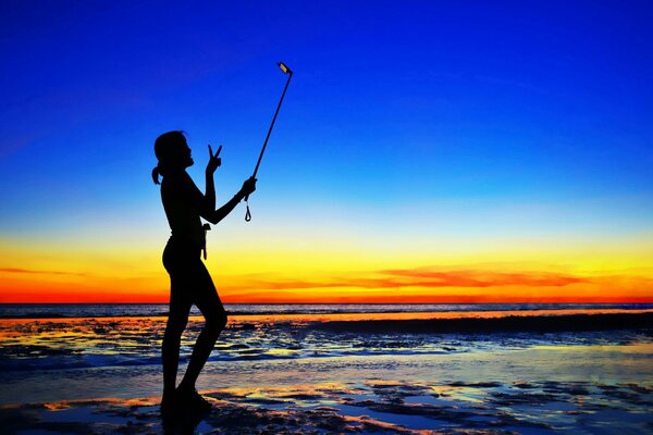 Sonnenuntergang am Meer. Mädel. Selfie