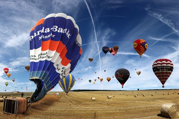 Parade von Ballons am blauen Himmel