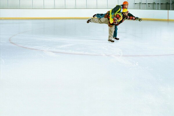 Arbeitende Skater auf dünnem Eis