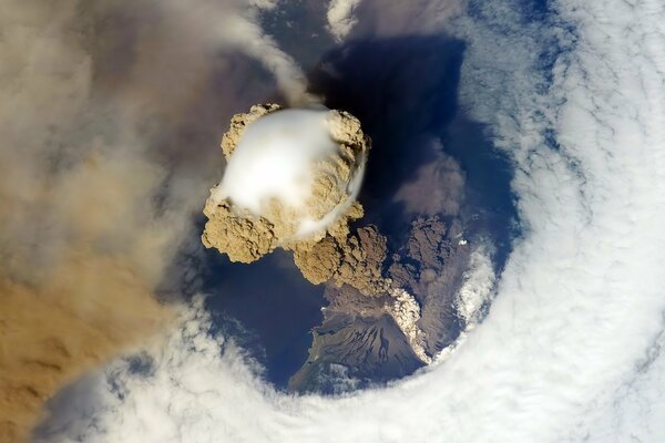 Fuerte explosión de volcán