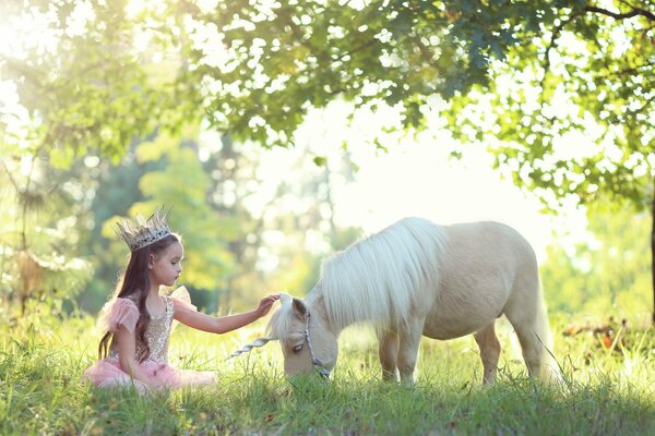 Princesa de cuento de hadas con un amigo unicornio