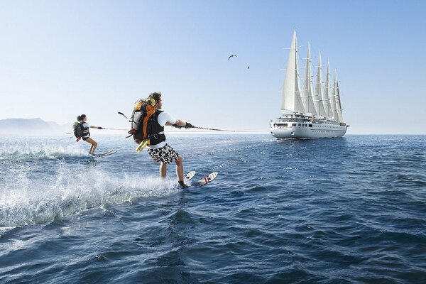 Esquí acuático en alta mar con velero