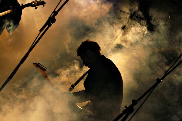 Concierto de rock musical. Guitarra. Humo