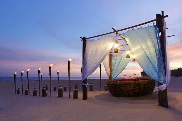 Romantique à l intérieur pour un dîner sur la plage