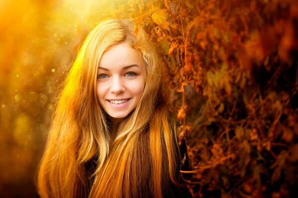 Chica con el pelo largo sonriendo