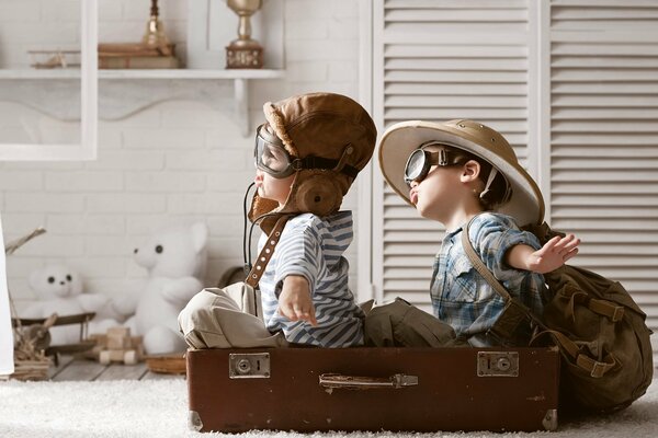 Los niños juegan un viaje en avión