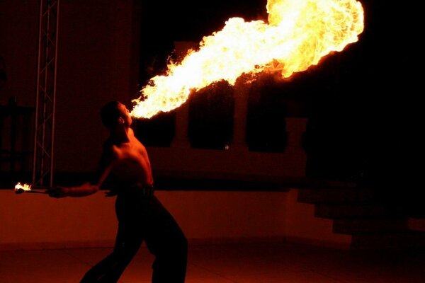 Spectacle fakir avec le feu