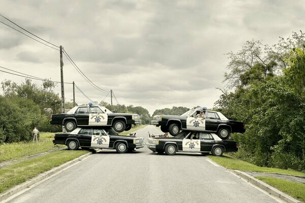 Tal acumulación de autos de policía solo se puede ver en la película