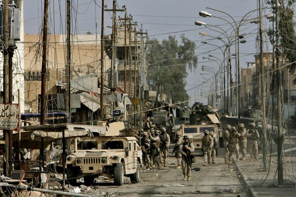 Dans la rue des soldats et de l ingénierie