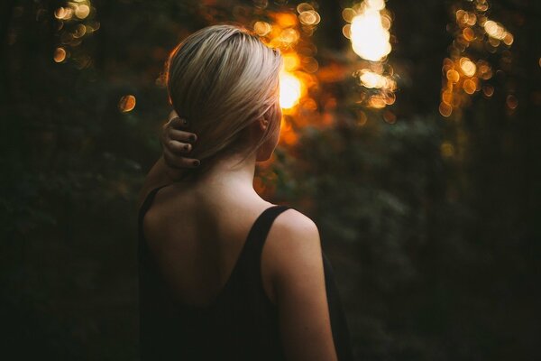 La blonde en robe noire avec un dos ouvert