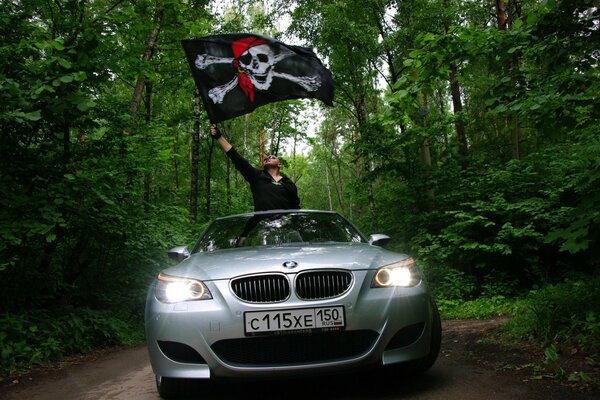 Mann winkt mit Piratenflagge