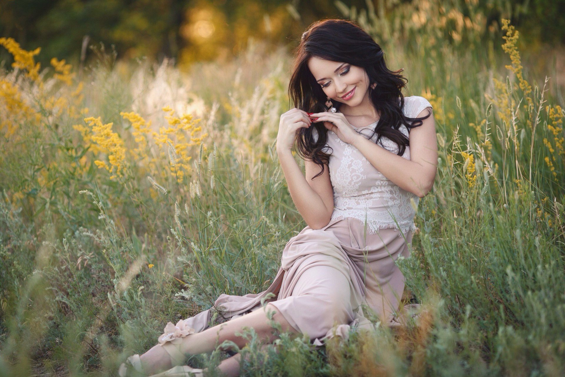 mädchen angelina petrova brünette ukrainerin steppe gras schön schönheit sandalen kleid ohrringe ring lächeln zähne