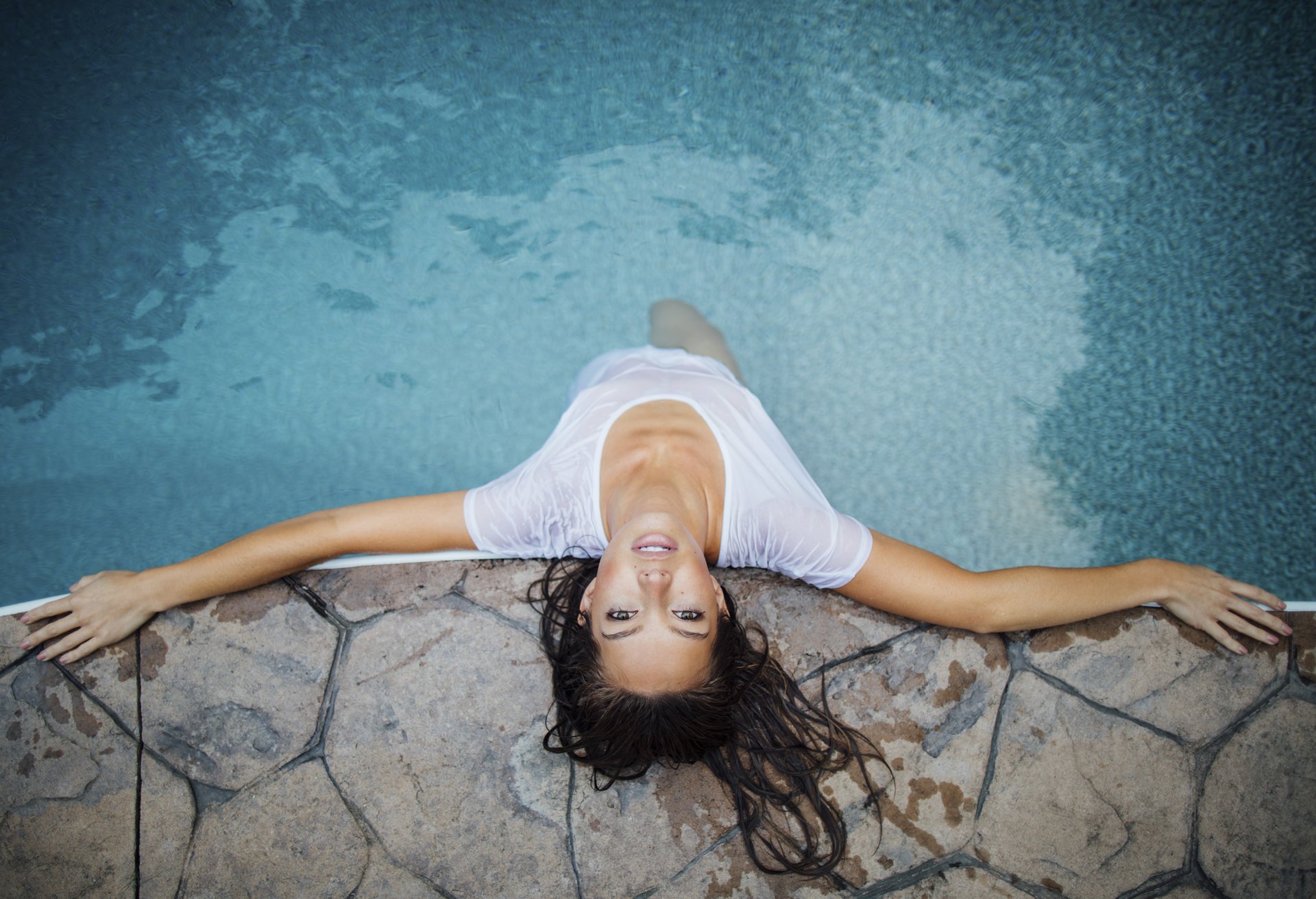 chica vista desde abajo piscina jesse herzog