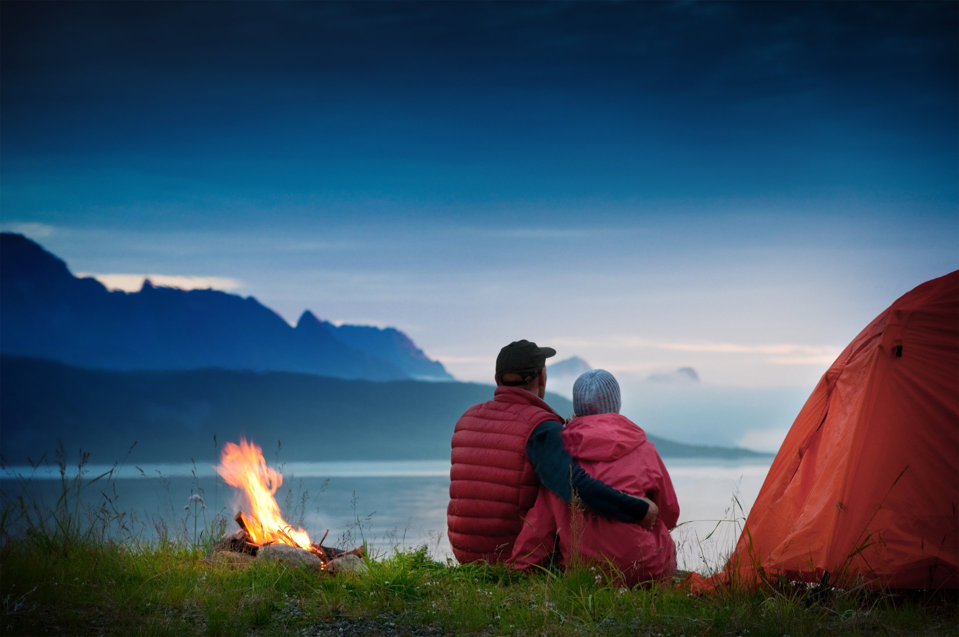noche anochecer hierba fuego pareja tienda de campaña lago niebla