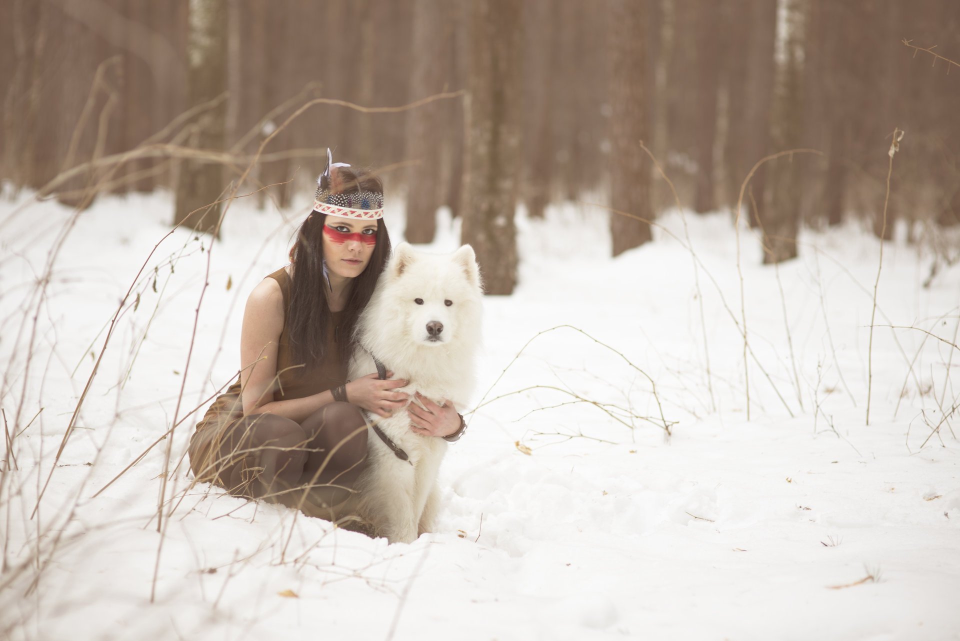 la jeune fille brune le visage les cheveux раскрас les plumes l hiver la neige le chien le regard les uns