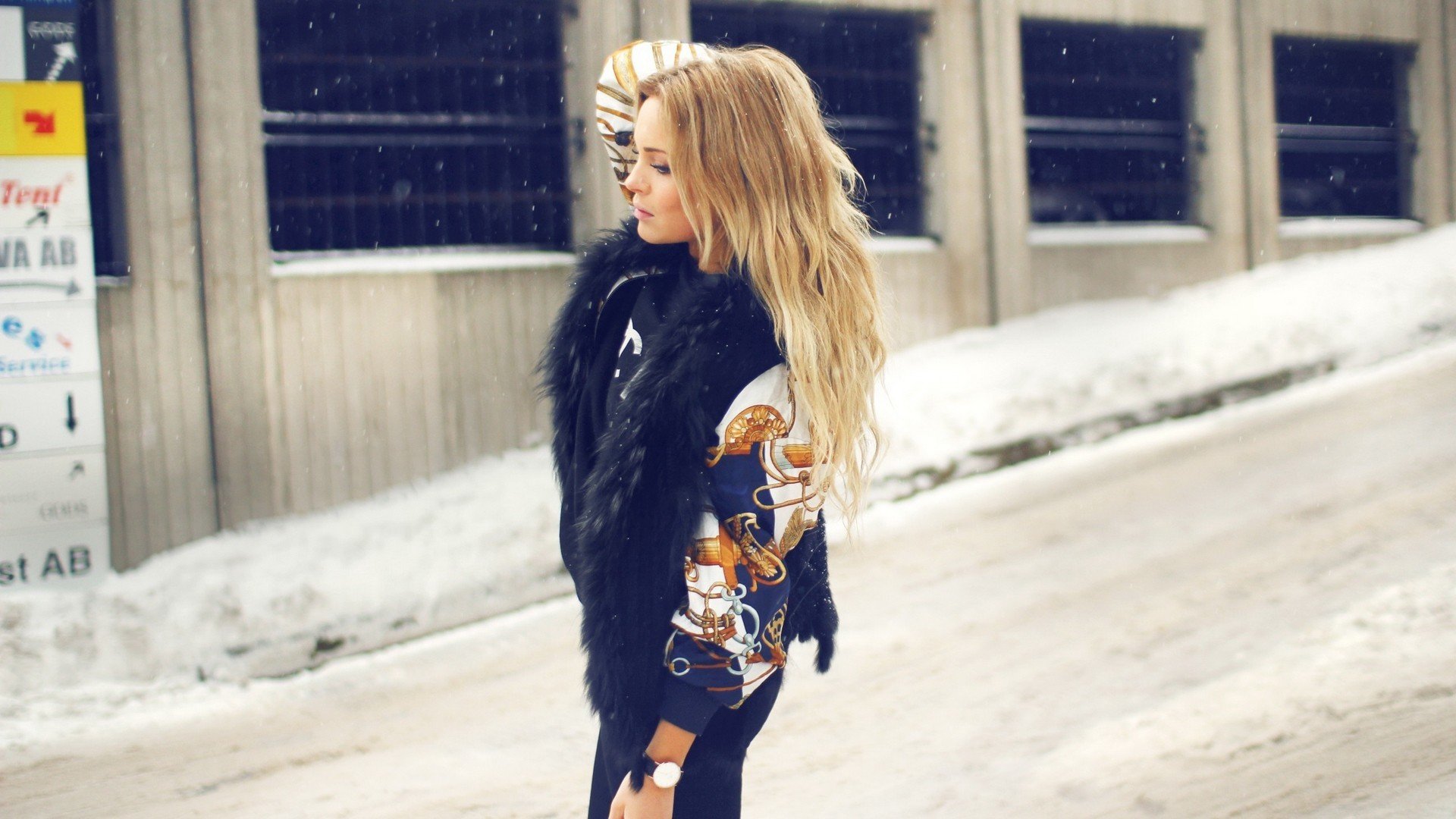 girl blonde watches snow
