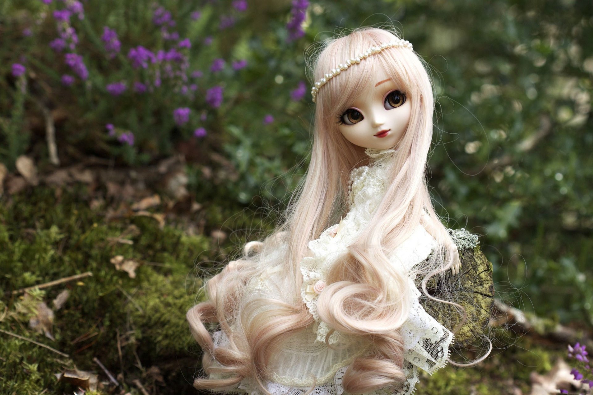 puppe spielzeug lange haare blond sitzt