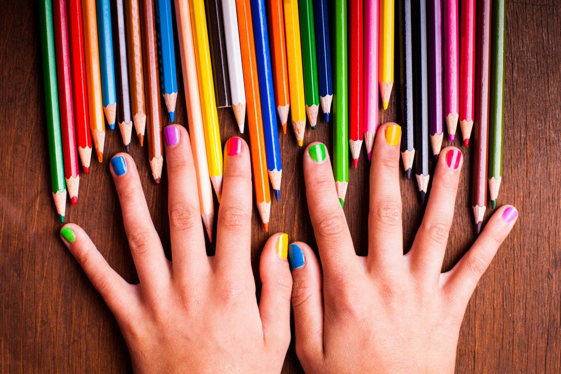 l arc en ciel des crayons de couleur jeune fille adolescent coloré de la peinture les mains les ongles coloré