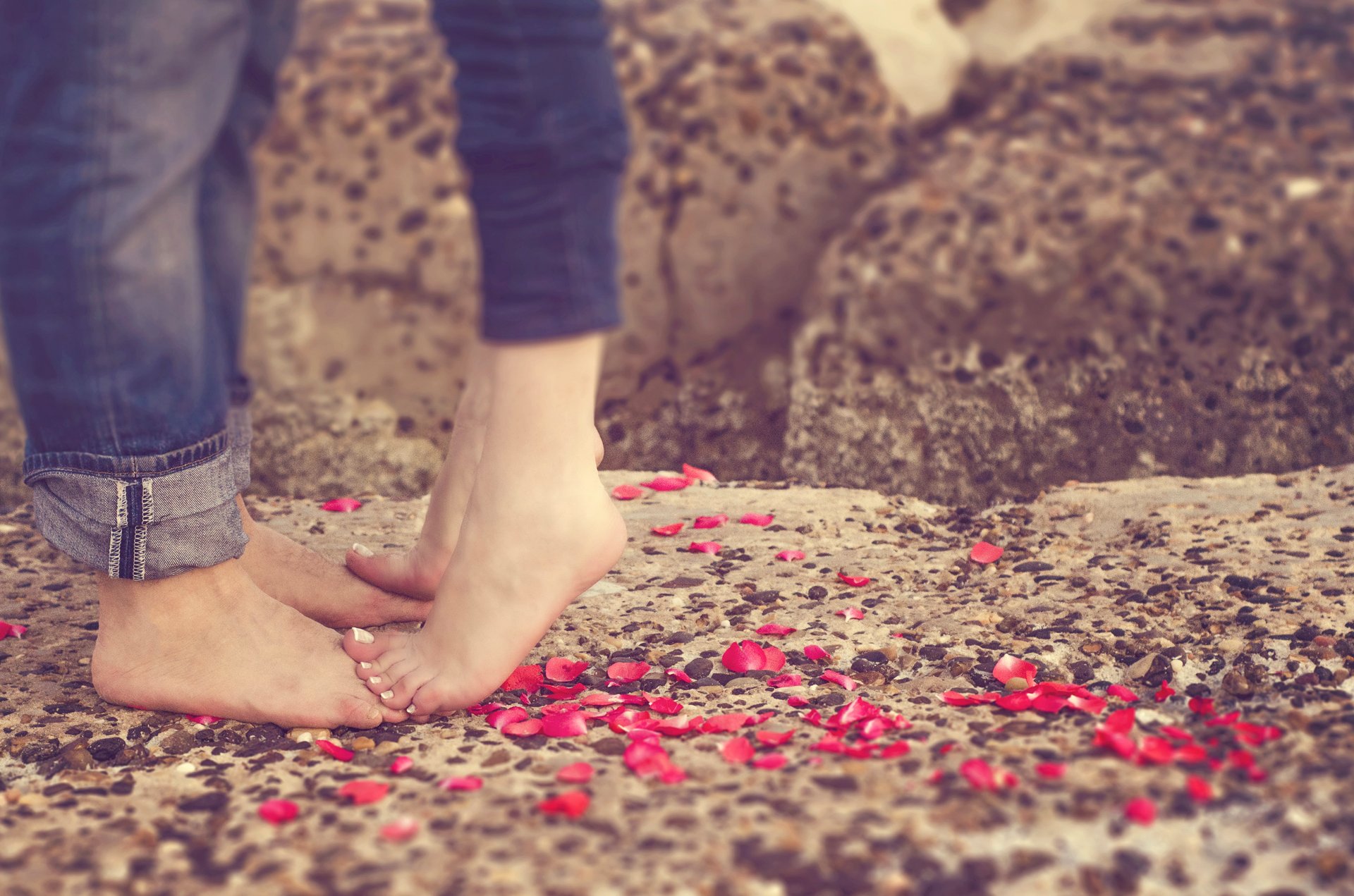 amore romantico felice uomo coppia petali piedi