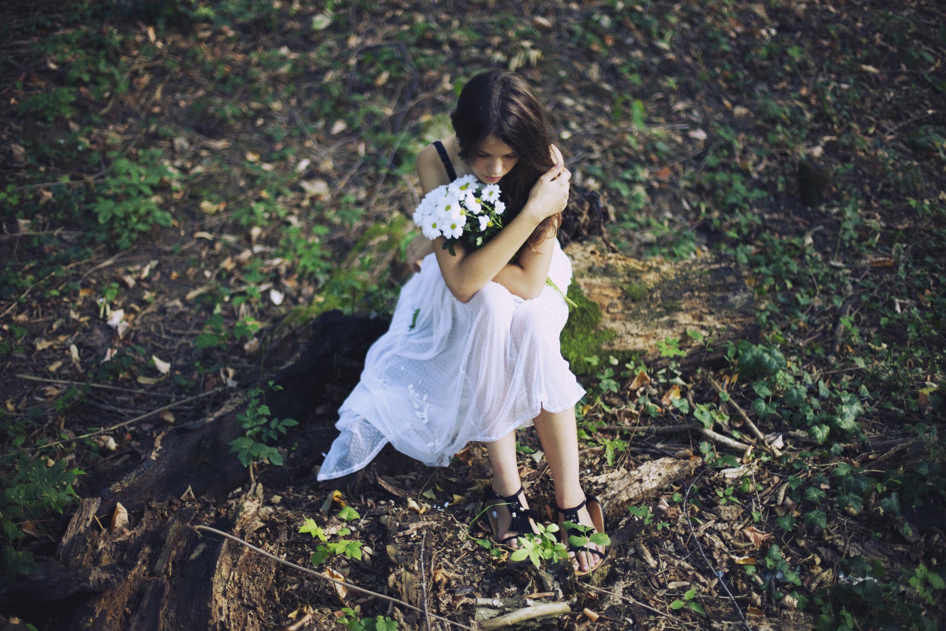 ragazza foresta fiori