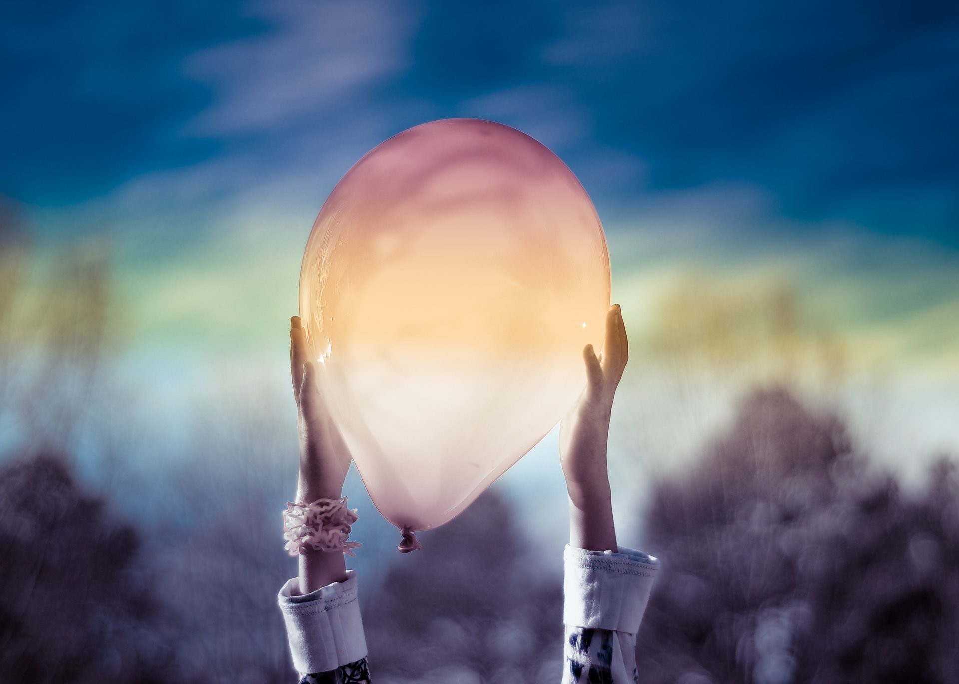 palloncino mani cielo