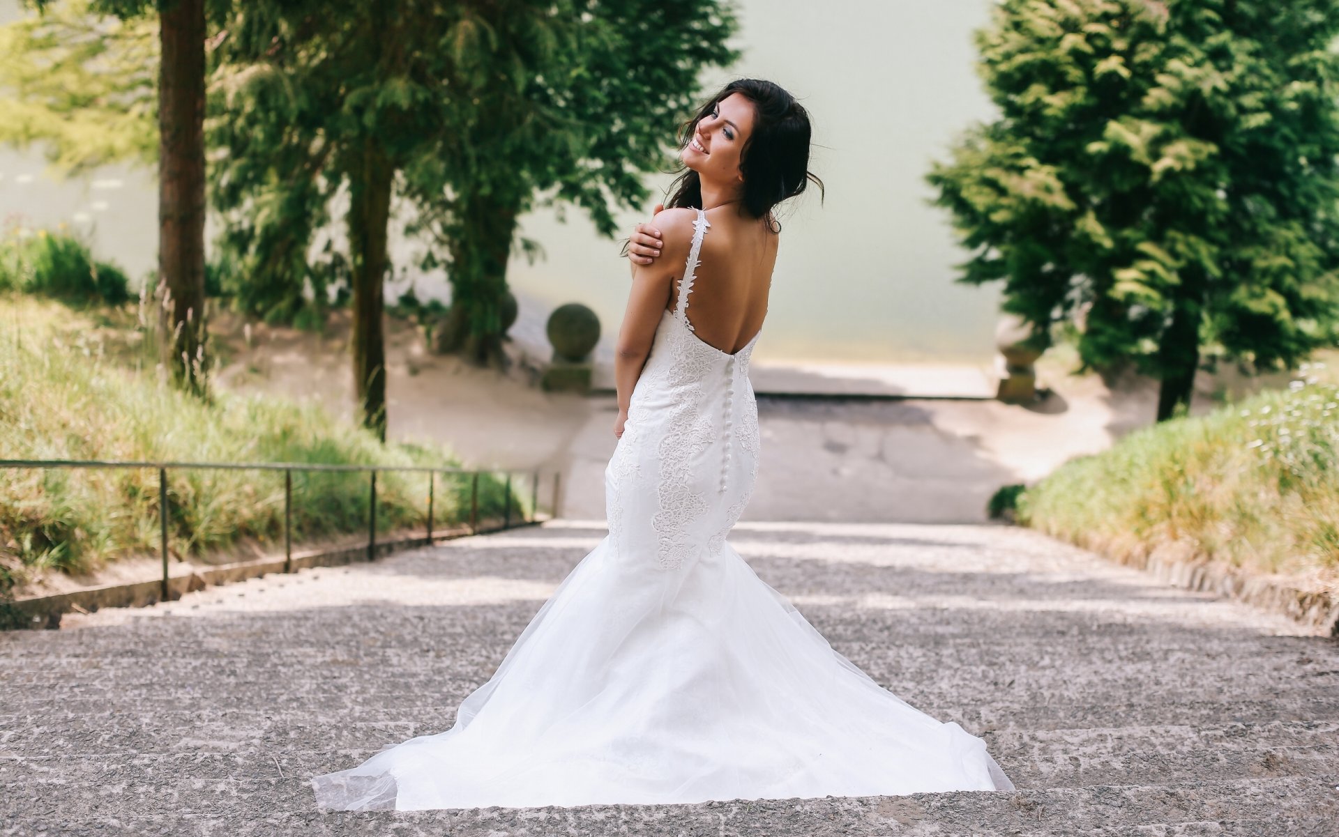 aurela skandaj robe de mariée robe décolleté une humeur un escalier
