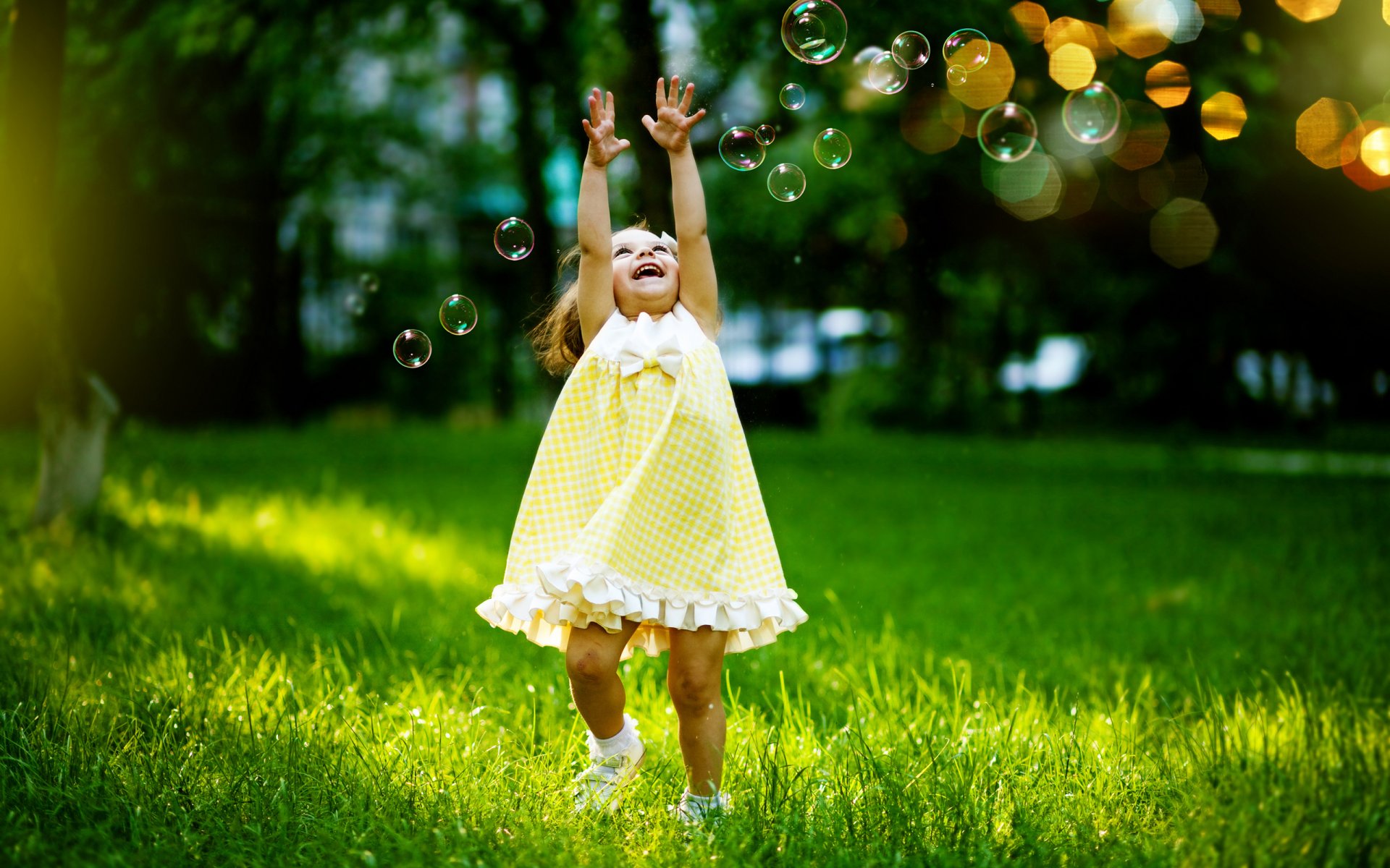 fille filles herbe bulles de savon joie rire enfance