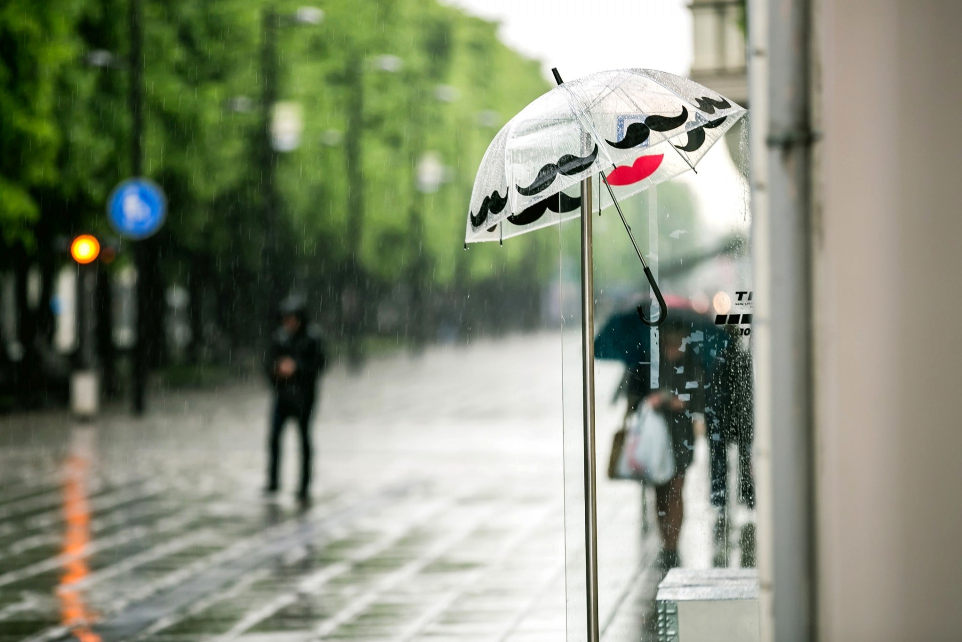 parapluie parapluie pluie rue passants gens magasins ville