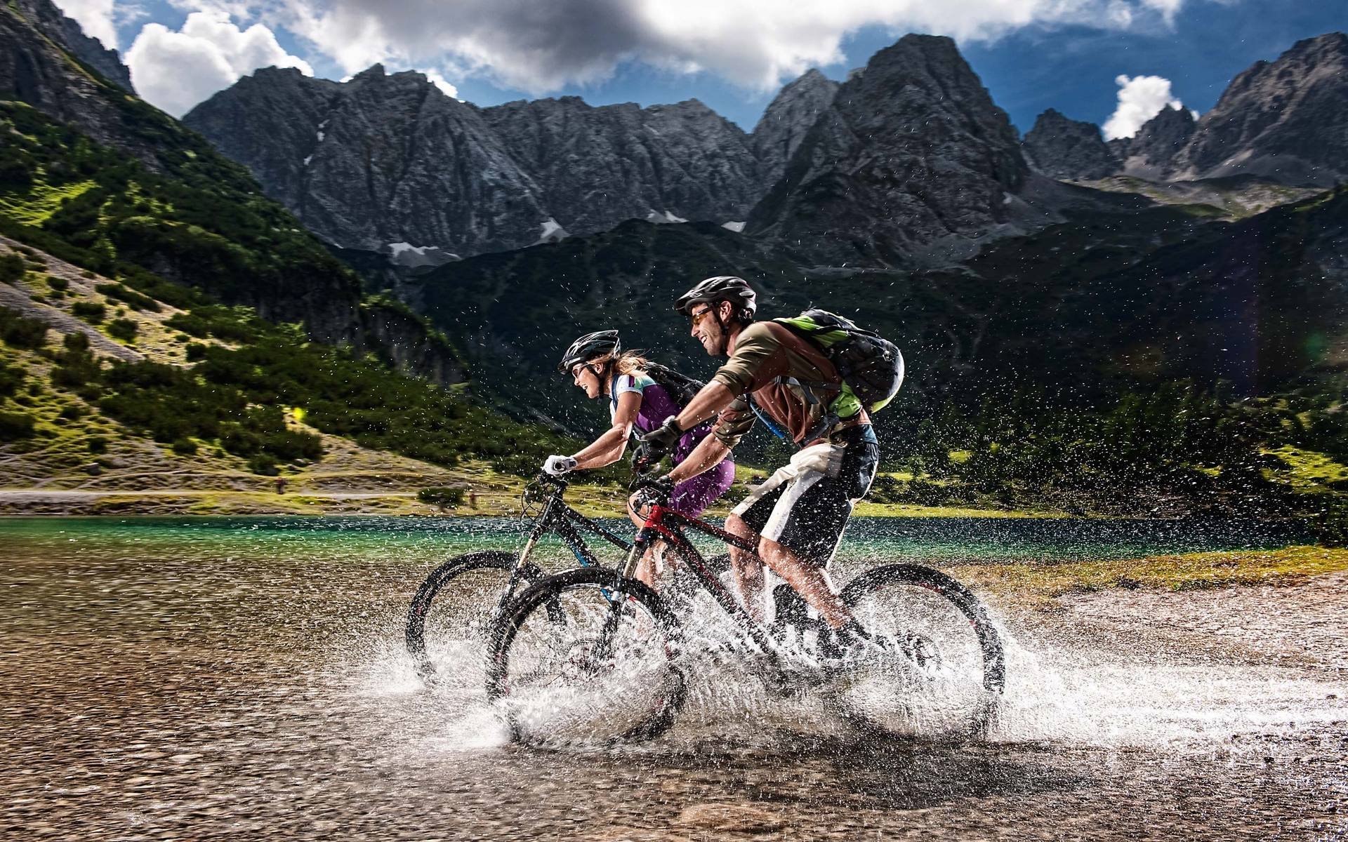 uomo donna ciclisti escursionisti montagne alpi natura