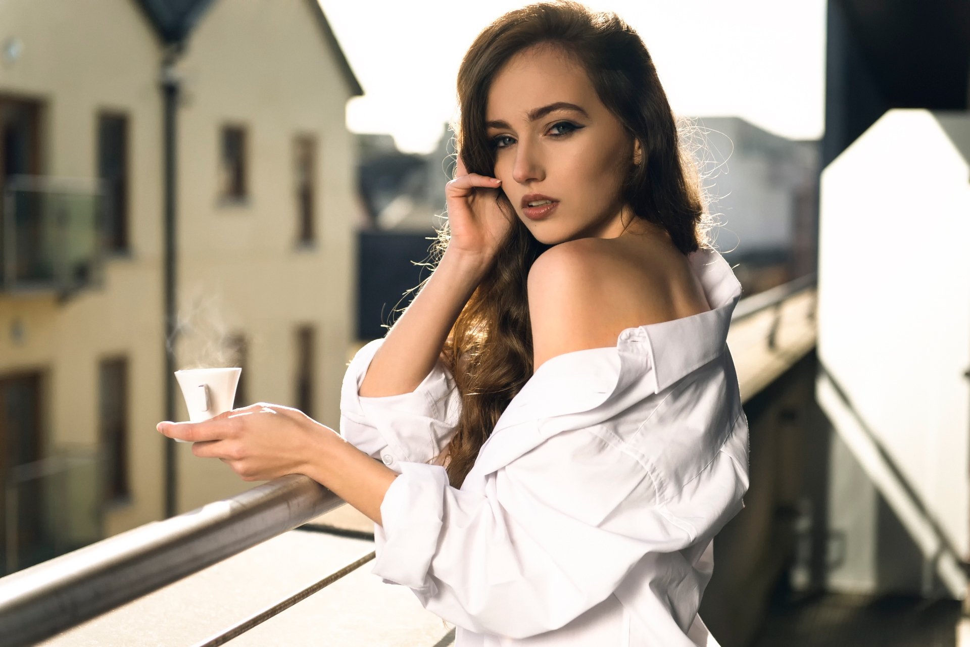 leonie boras taza de café camisa hombro lukasz derengowski