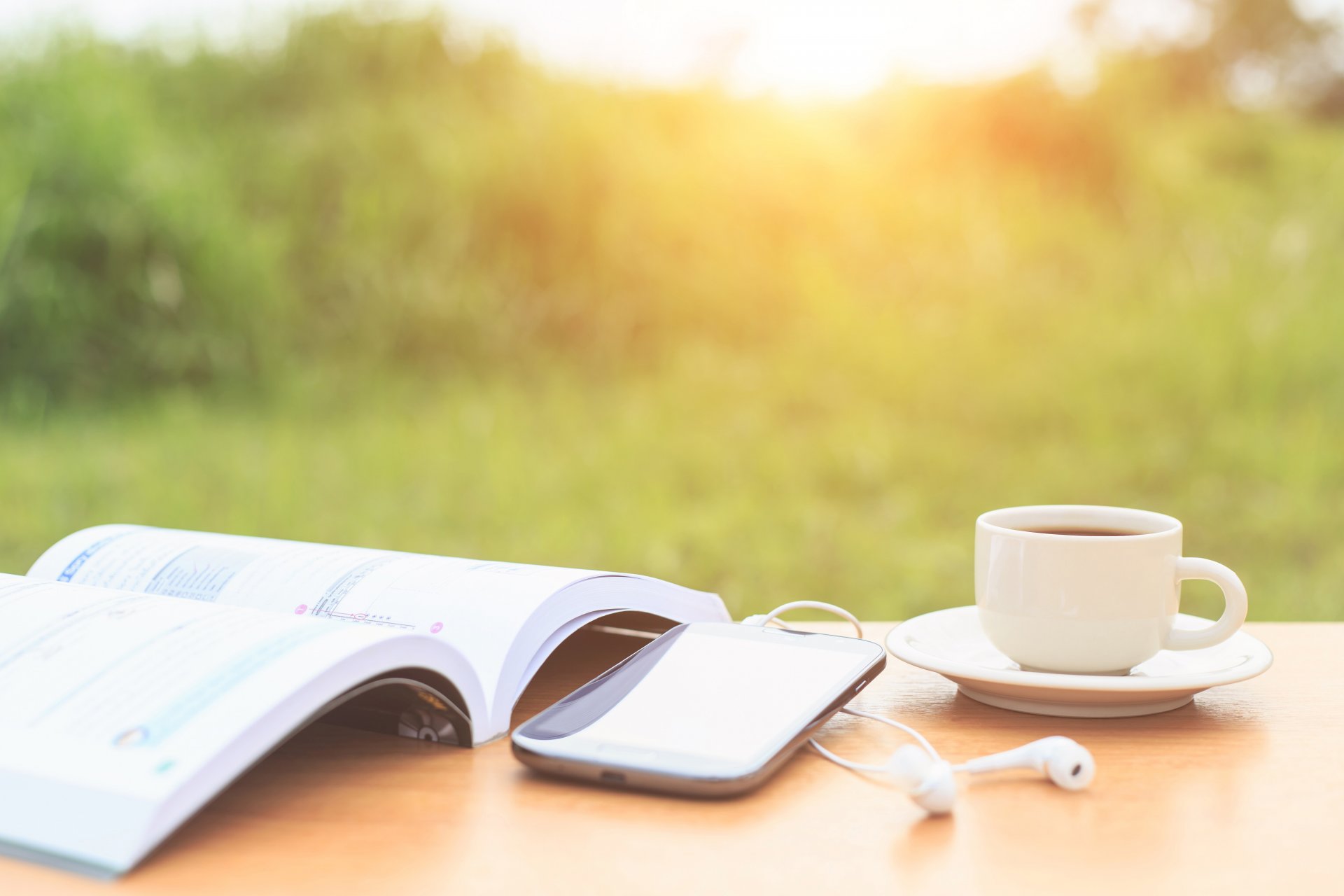 humeur matin matin table d appoint été tasse soucoupe smartphone écouteurs livre livre connaissance apprendre la lumière pas apprendre l obscurité bonne idée positif arrière-plan flou bokeh fond d écran