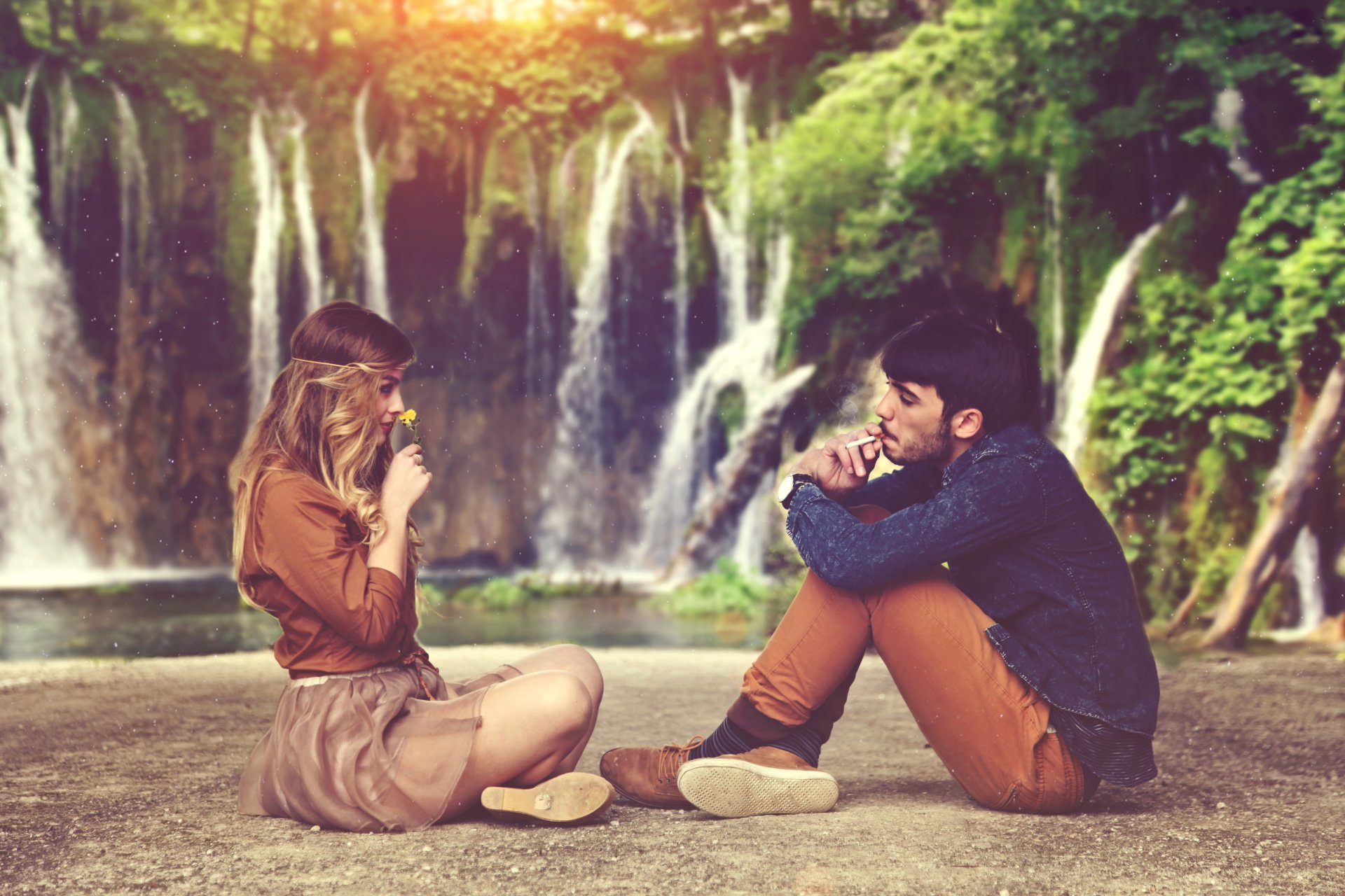 photographe alessandro di cicco photo fille gars couple homme femme regarder les uns les autres cascade cigarette fleur
