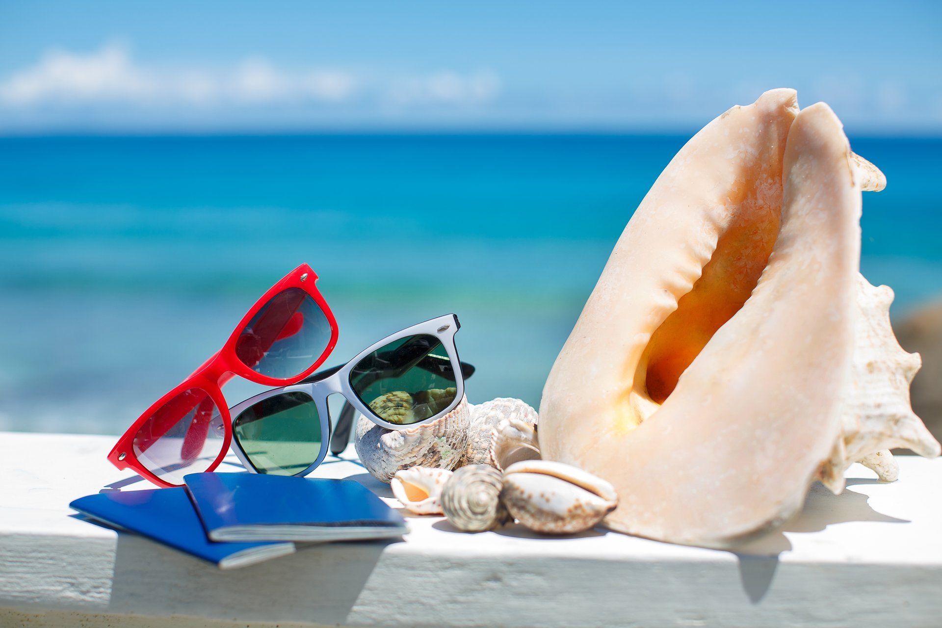 verano vacaciones playa accesorios gafas sol conchas cielo azul mar