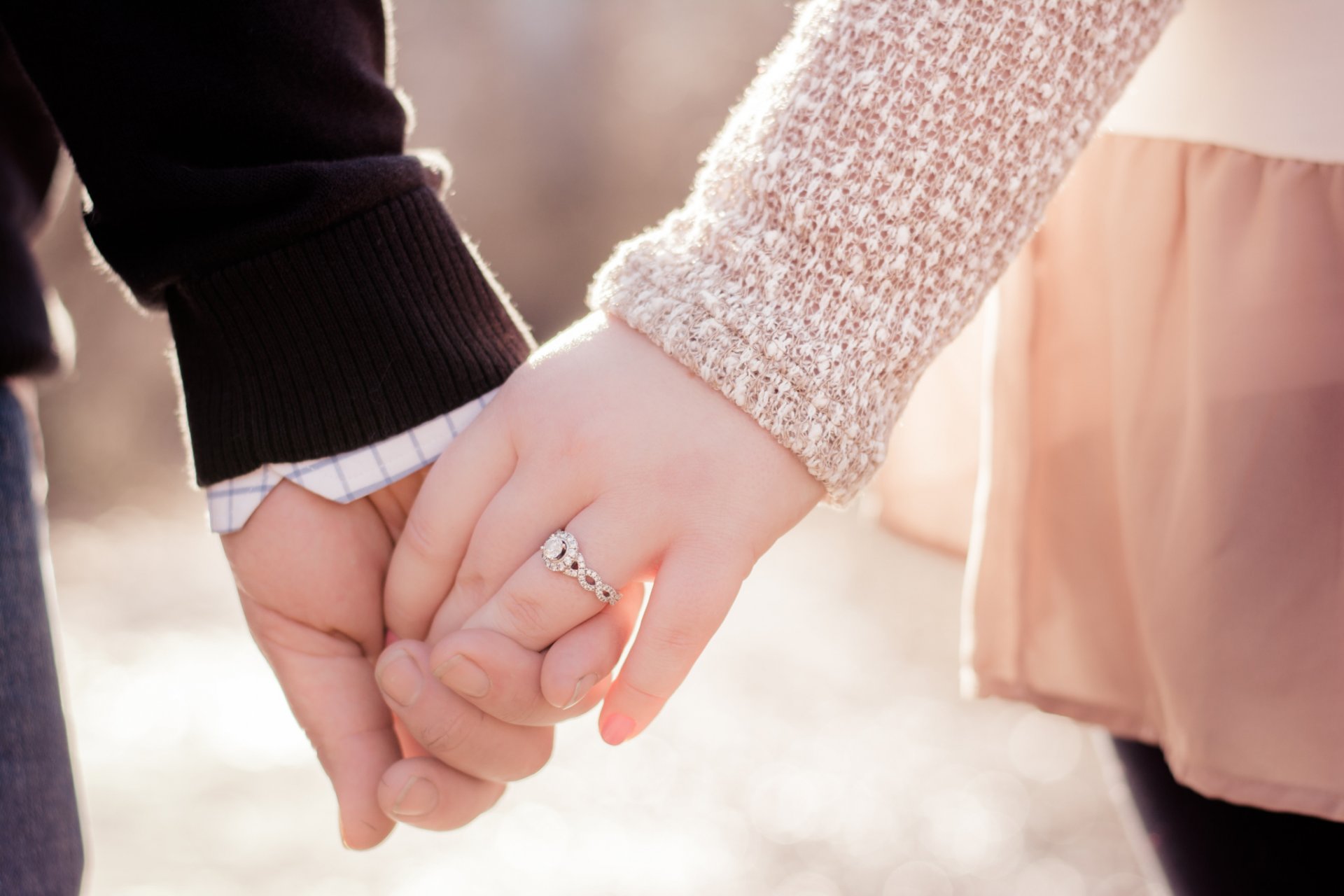 chica hombre pareja manos anillo amor